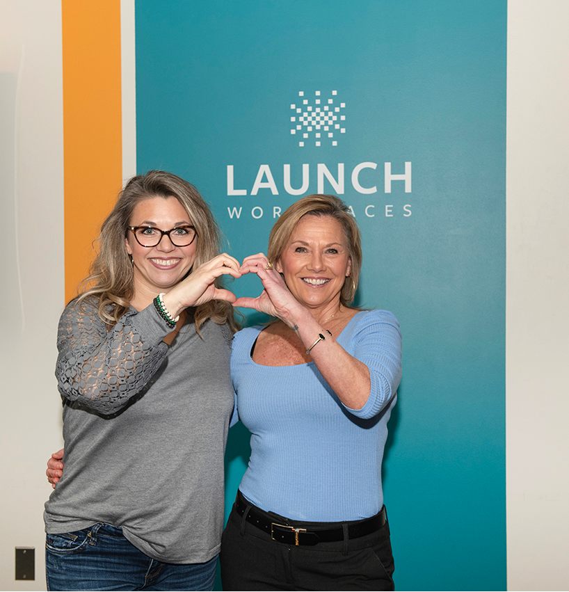 LWK_4265 2 ladies making heart sign with hands